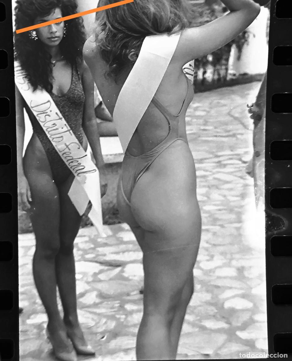 Alte Fotografie: Antiguo negativo o clich&eacute; de fotograf&iacute;a. Chica posando en ba&ntilde;ador. A&ntilde;os 70.