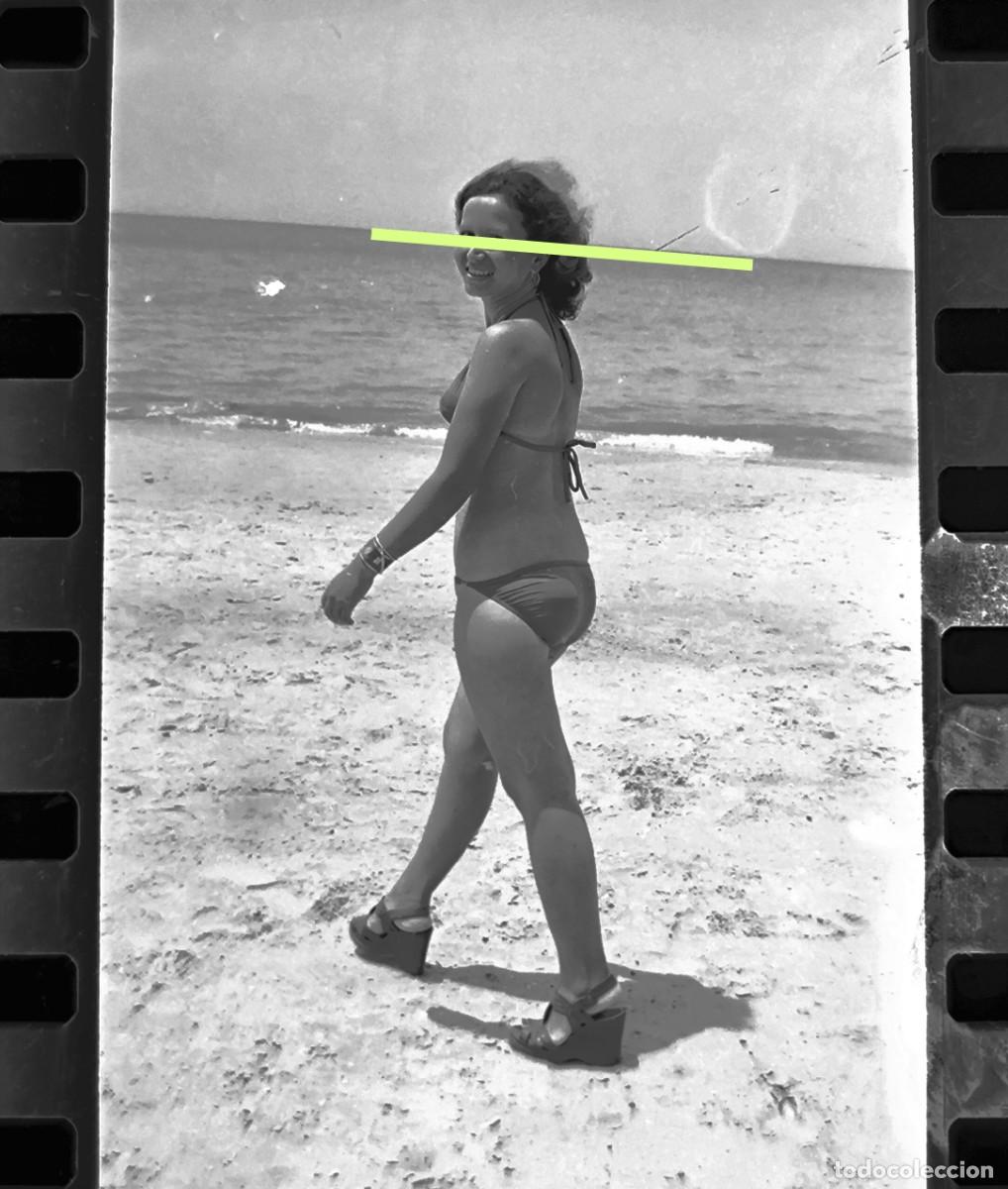 Fotograf&iacute;a antigua: Antiguo negativo de fotograf&iacute;a. Se&ntilde;ora posando en ba&ntilde;ador. A&ntilde;os 70.