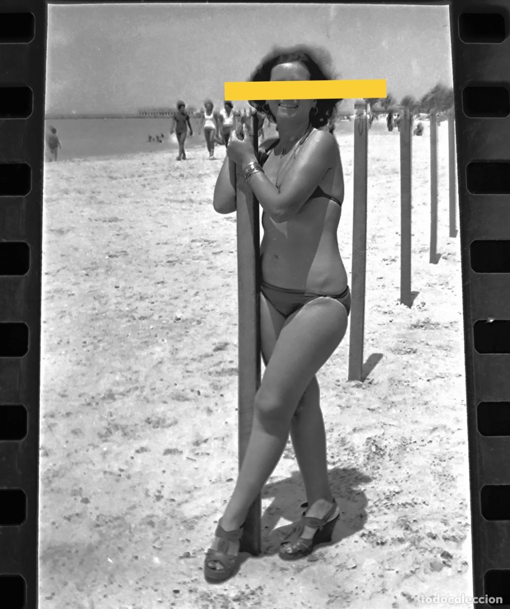Fotografia antiga: Antiguo negativo de fotograf&iacute;a. Se&ntilde;ora posando en ba&ntilde;ador. A&ntilde;os 70.