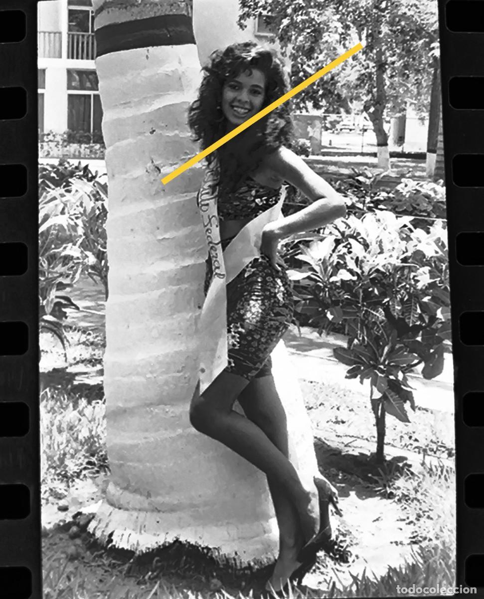 Fotograf&iacute;a antigua: Antiguo negativo de fotograf&iacute;a. Chica posando. A&ntilde;os 70.
