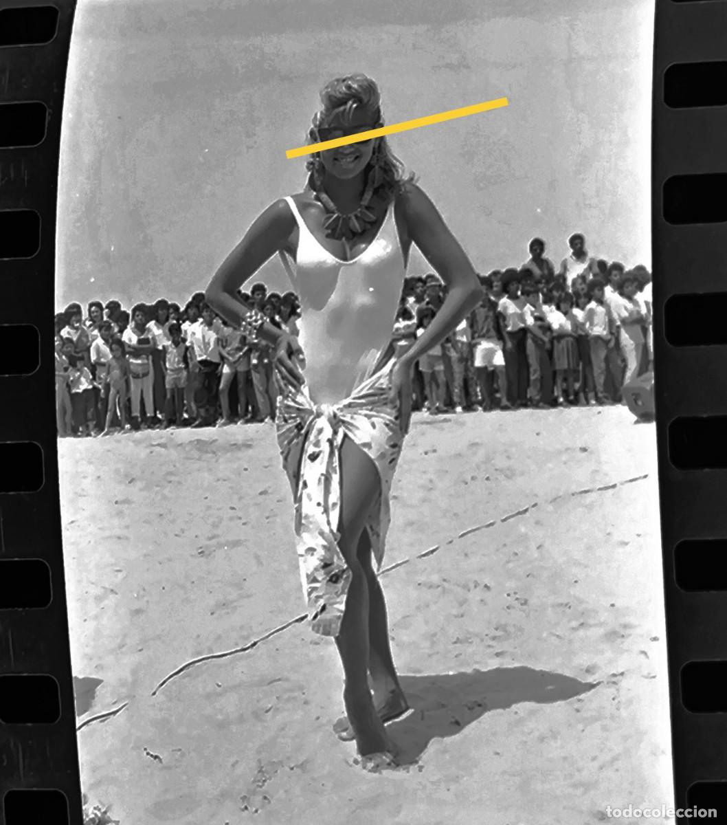 Alte Fotografie: Antiguo negativo de fotograf&iacute;a. Chica posando en ba&ntilde;ador. A&ntilde;os 70.