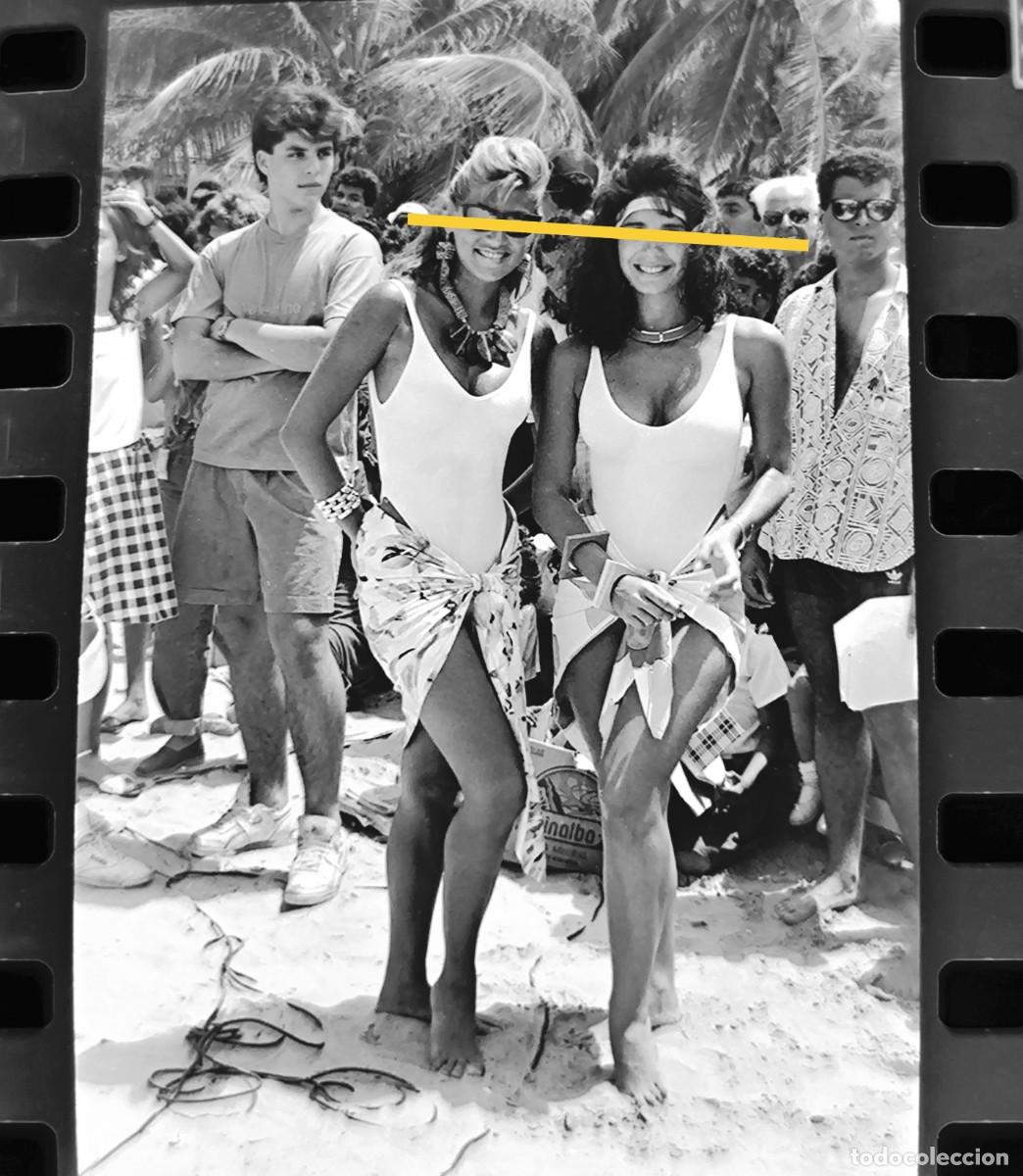 Fotografia antiga: Antiguo negativo de fotograf&iacute;a. Chica posando en ba&ntilde;ador. A&ntilde;os 70.