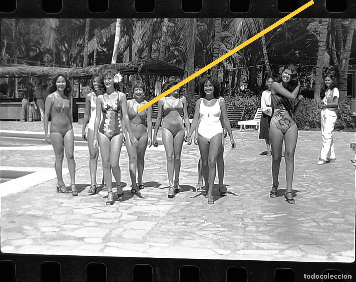 Fotografia antiga: Antiguo negativo de fotograf&iacute;a. Chica, chicas posando en ba&ntilde;ador. A&ntilde;os 70.
