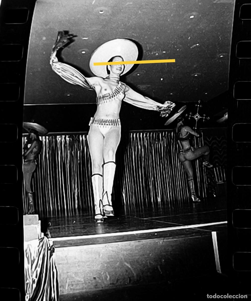Fotografia antiga: Antiguo negativo de fotograf&iacute;a. Chica espect&aacute;culo semidesnuda. A&ntilde;os 70.