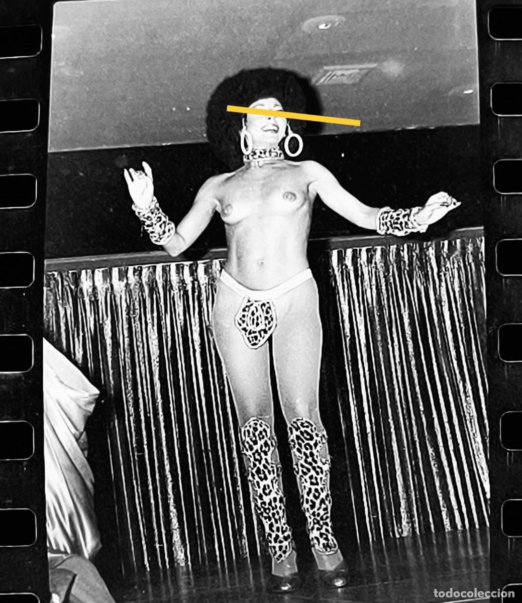 Fotograf&iacute;a antigua: Antiguo negativo de fotograf&iacute;a. Chica espect&aacute;culo semidesnuda. A&ntilde;os 70.