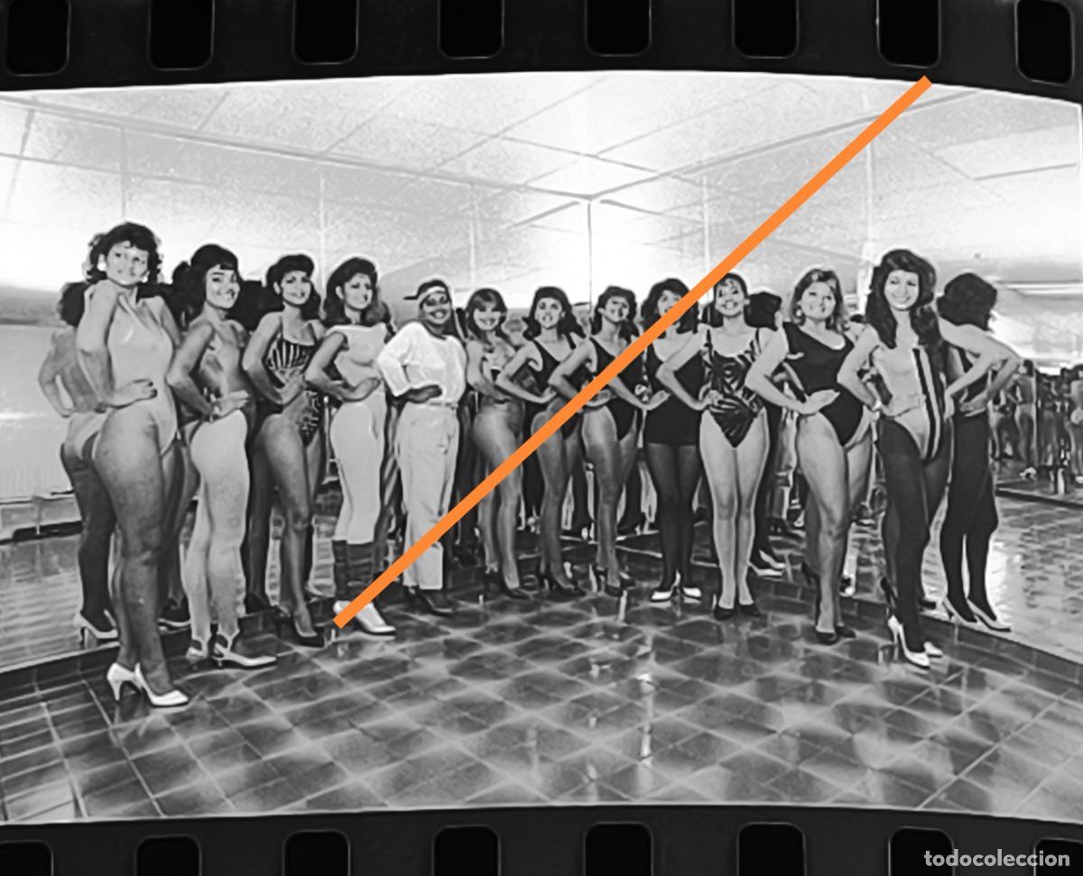 Alte Fotografie: Antiguo negativo de fotograf&iacute;a. Chica, chicas posando en ba&ntilde;ador. A&ntilde;os 70.