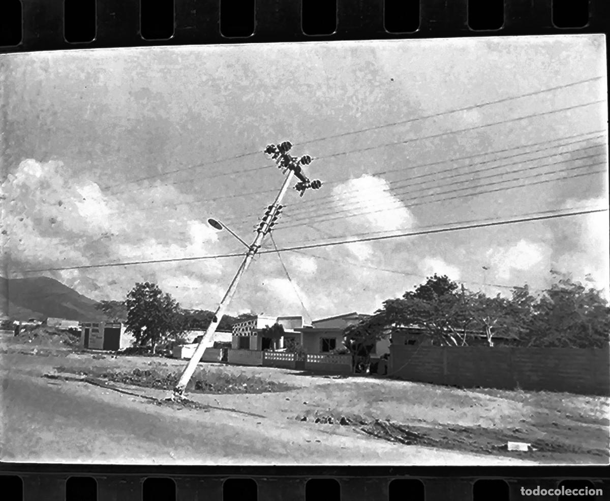 Fotograf&iacute;a antigua: Antiguo negativo de fotograf&iacute;a. Poste de luz ca&iacute;do. A&ntilde;os 70.