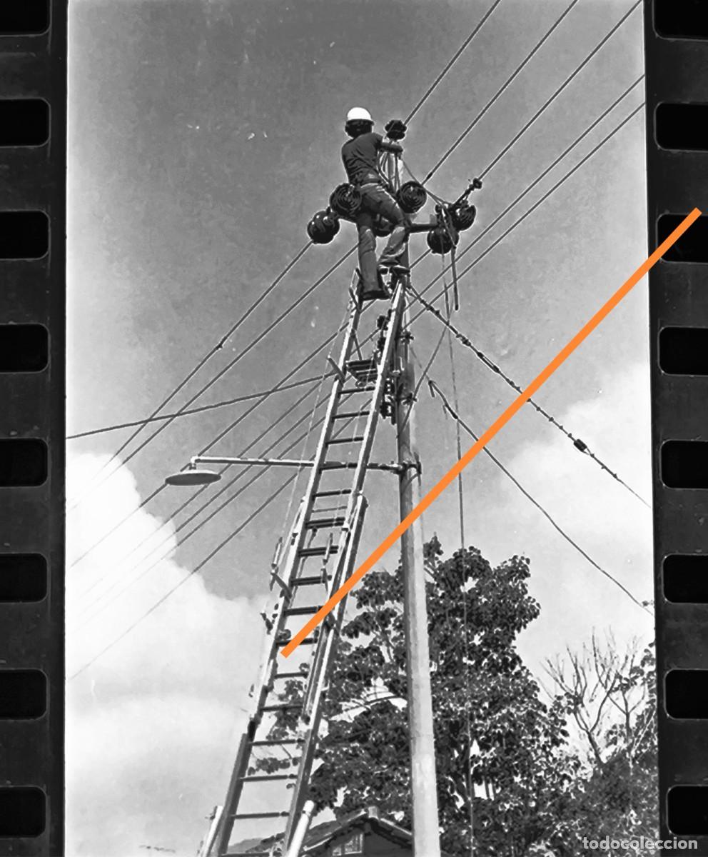 Fotografia antiga: Antiguo negativo de fotograf&iacute;a. Reparando poste de luz ca&iacute;do. A&ntilde;os 70.