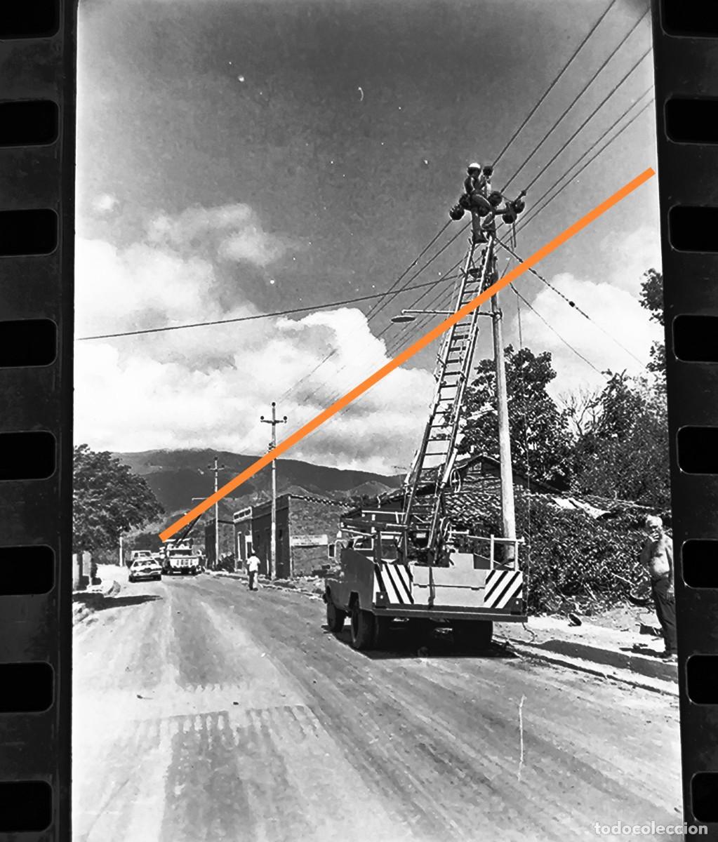 Fotograf&iacute;a antigua: Antiguo negativo de fotograf&iacute;a. Reparando poste de luz ca&iacute;do. A&ntilde;os 70.