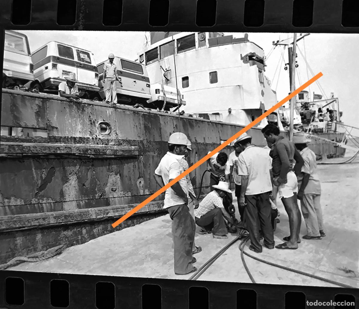 Alte Fotografie: Antiguo negativo de fotograf&iacute;a. Barco. Desembarco coche. A&ntilde;os 70.