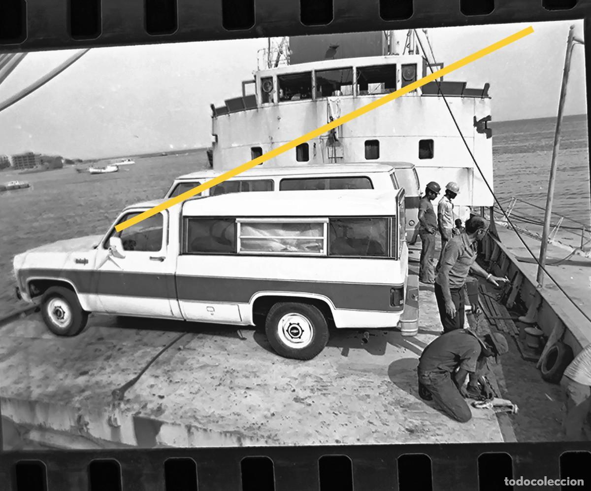 Fotograf&iacute;a antigua: Antiguo negativo de fotograf&iacute;a. Barco. Desembarco coche. A&ntilde;os 70.