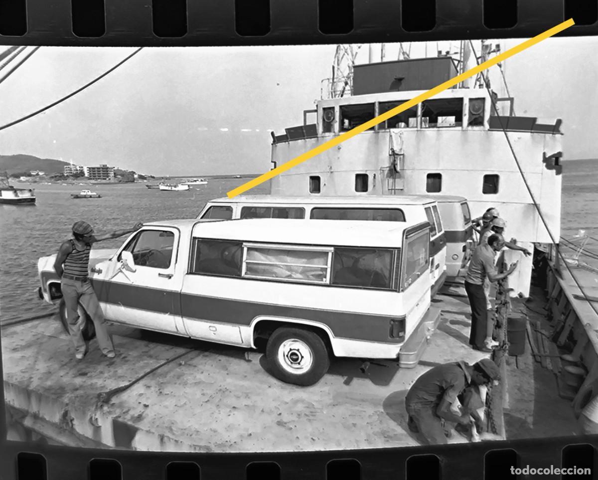 Fotografia antiga: Antiguo negativo de fotograf&iacute;a. Barco. Desembarco coche. A&ntilde;os 70.