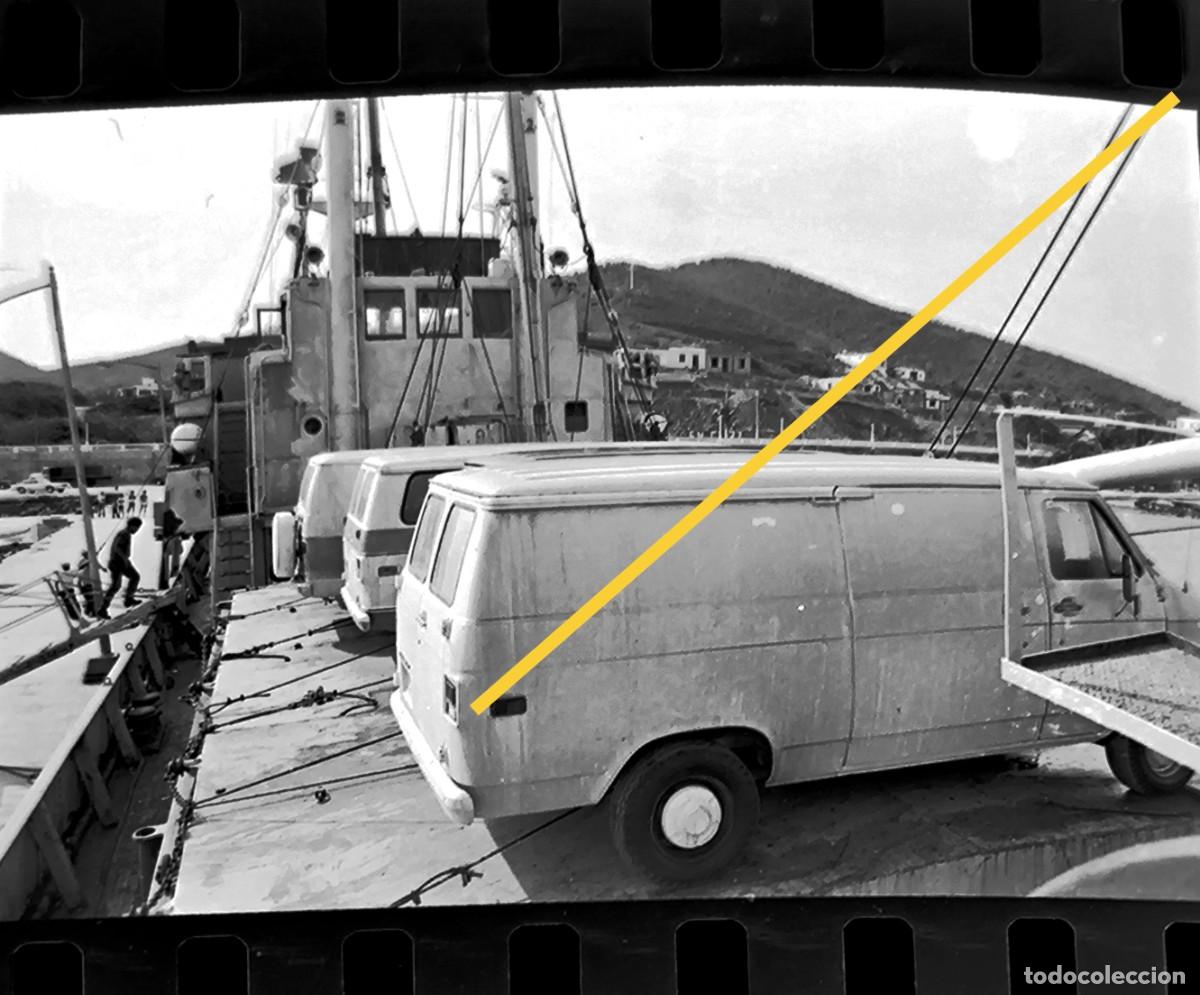 Fotograf&iacute;a antigua: Antiguo negativo de fotograf&iacute;a. Barco. Desembarco furgoneta. A&ntilde;os 70.