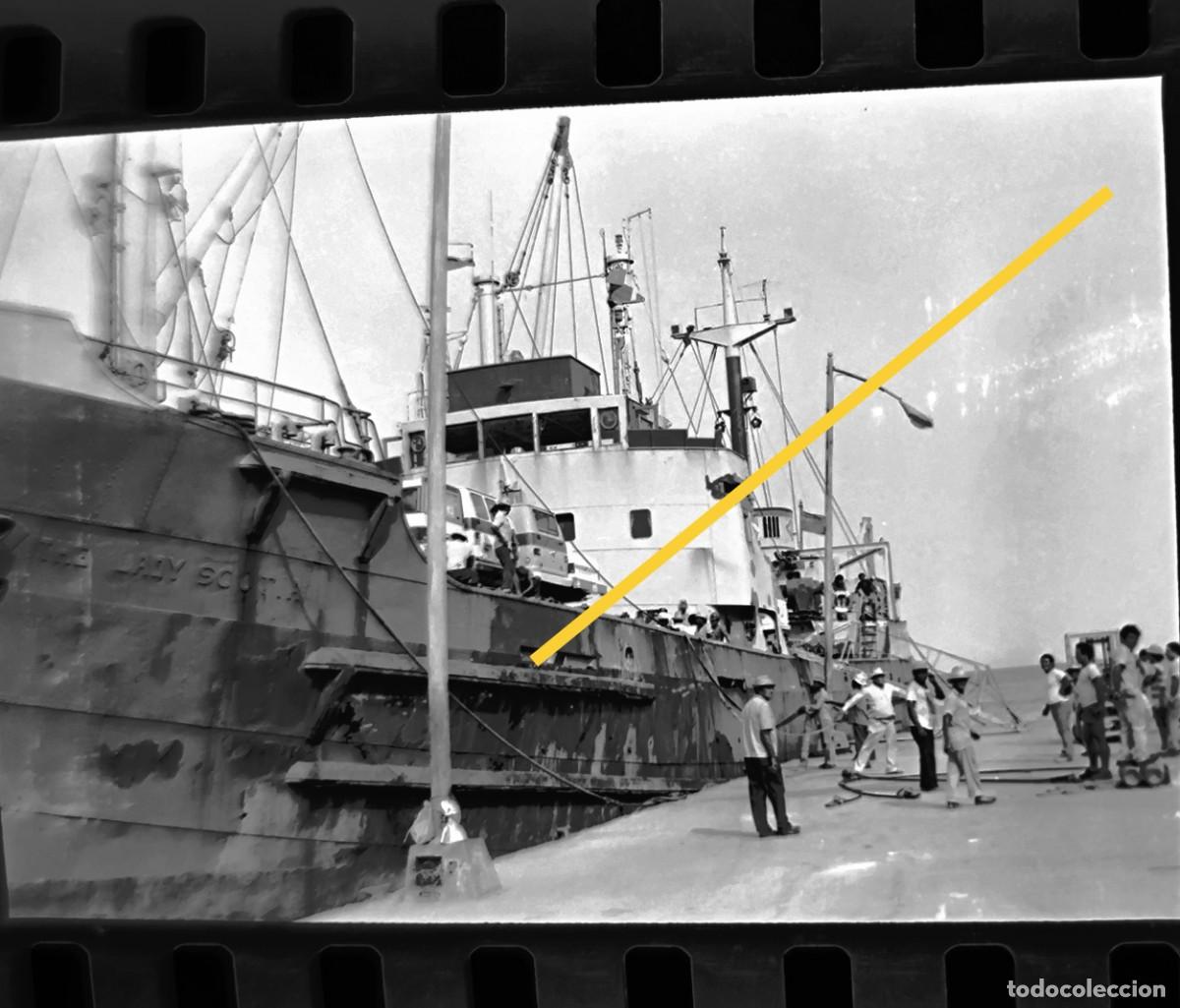 Alte Fotografie: Antiguo negativo de fotograf&iacute;a. Barco. Desembarco coche. A&ntilde;os 70.