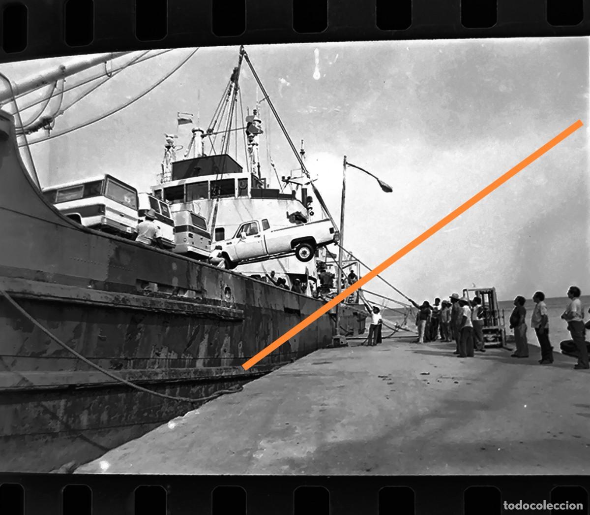 Fotograf&iacute;a antigua: Antiguo negativo de fotograf&iacute;a. Barco. Desembarco coche. A&ntilde;os 70.