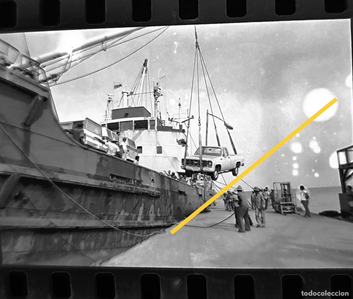 Fotografia antiga: Antiguo negativo de fotograf&iacute;a. Barco. Desembarco coche. A&ntilde;os 70.