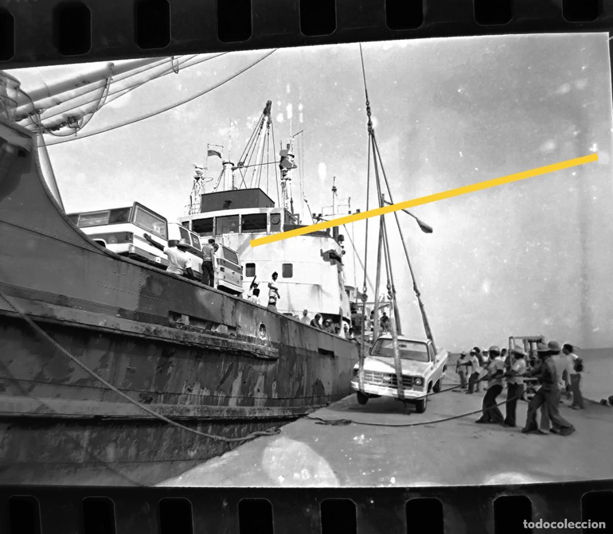 Fotograf&iacute;a antigua: Antiguo negativo de fotograf&iacute;a. Barco. Desembarco coche. A&ntilde;os 70.