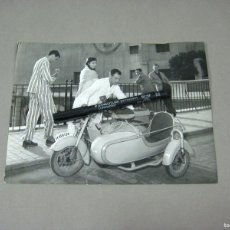 Fotografia antica: FOTOGRAFÍA ORIGINAL DE LA PELÍCULA CON UNA MOTOCICLETA ISO 125 CON SIDECAR. JOSE LUIS OZORES