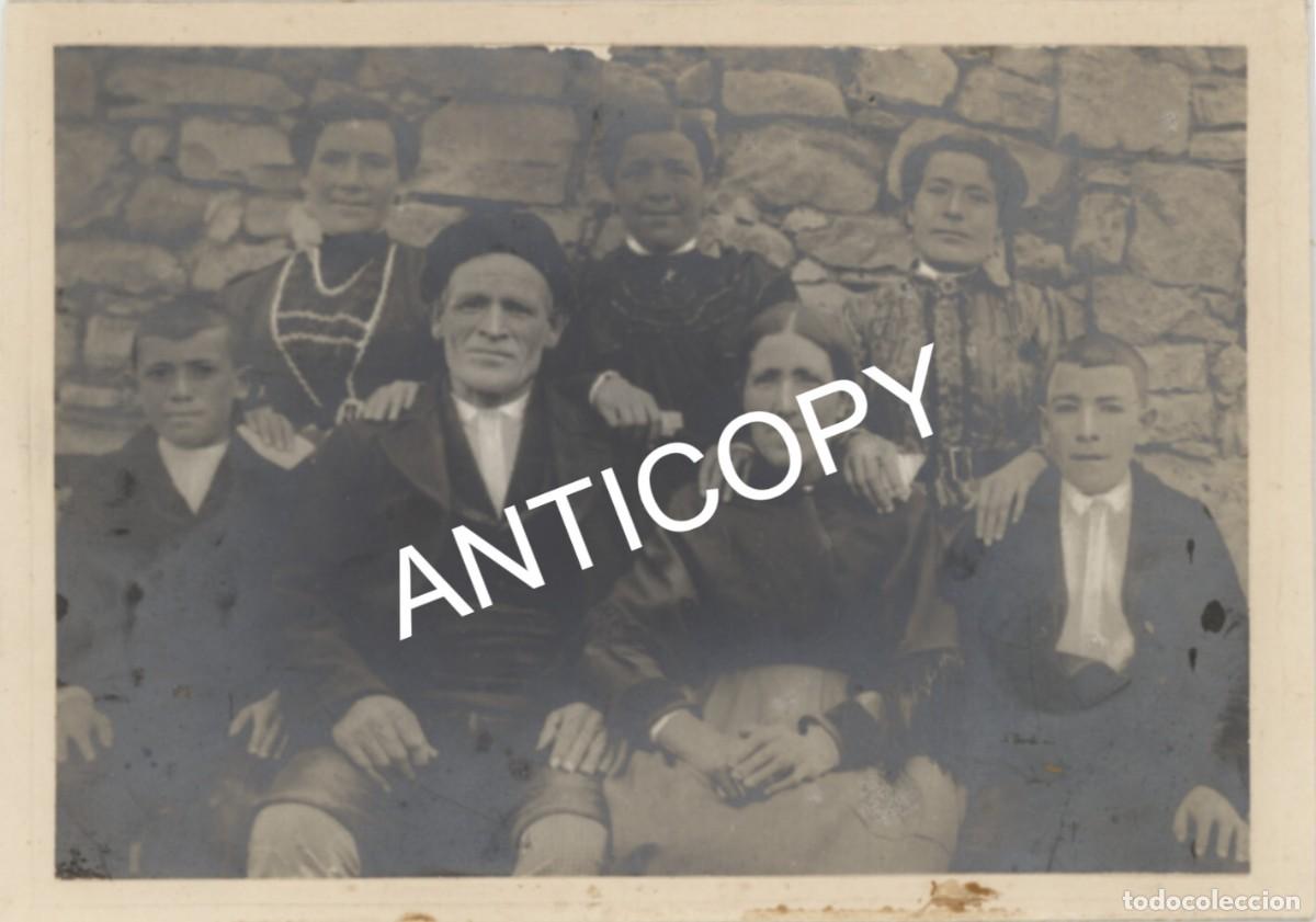Antique Photography: Foto de grupo. Familia. Trajes. Montada sobre cart&oacute;n.