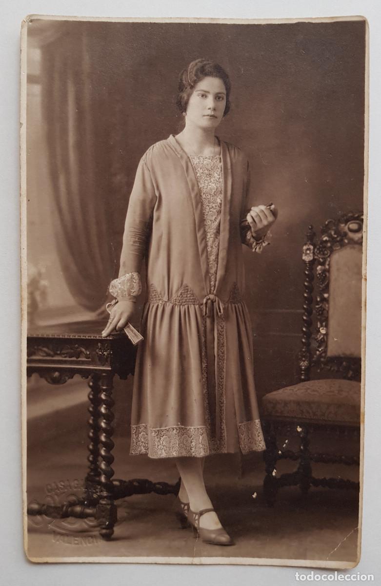 Fotografia antiga: Retrato de mujer joven. Foto Bold&uacute;n, Valencia. Hacia 1925. Tarjeta postal.