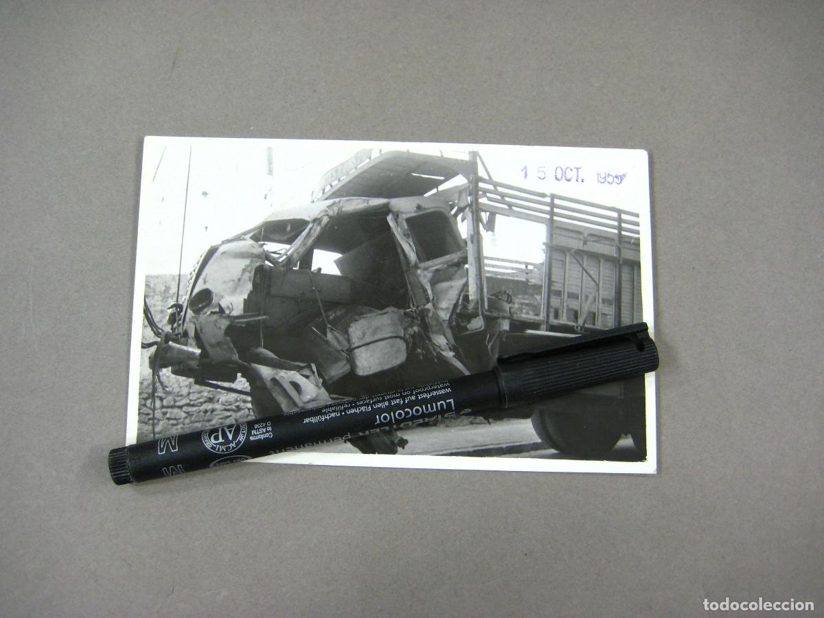 Fotograf&iacute;a antigua: FOTOGRAFIA DE UN ACCIDENTE DE CAMI&Oacute;N. 1955