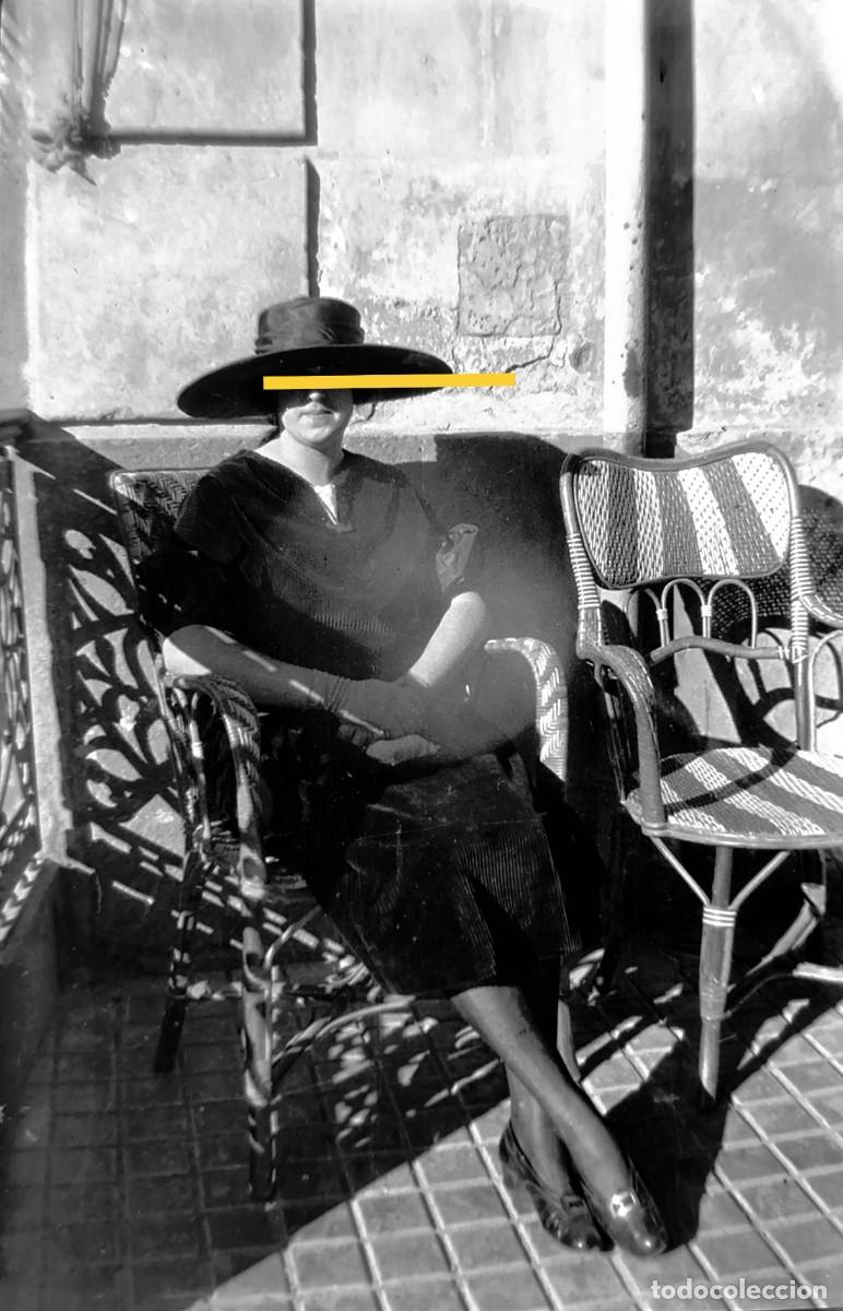 Fotografia antiga: Antiguo negativo de fotograf&iacute;a. Se&ntilde;ora con sombrero. A&ntilde;os 20/30.