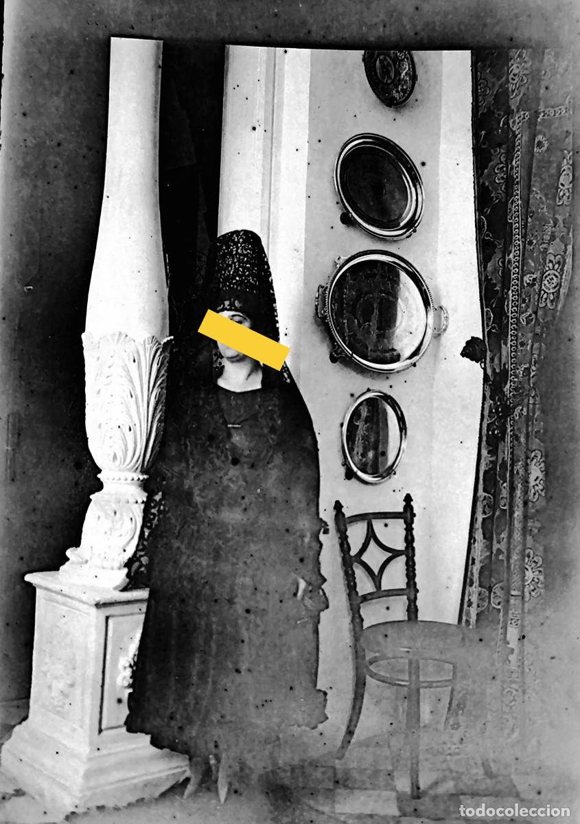 Fotograf&iacute;a antigua: Antiguo negativo de fotograf&iacute;a. Se&ntilde;ora con mantilla y peineta. A&ntilde;os 20/30.