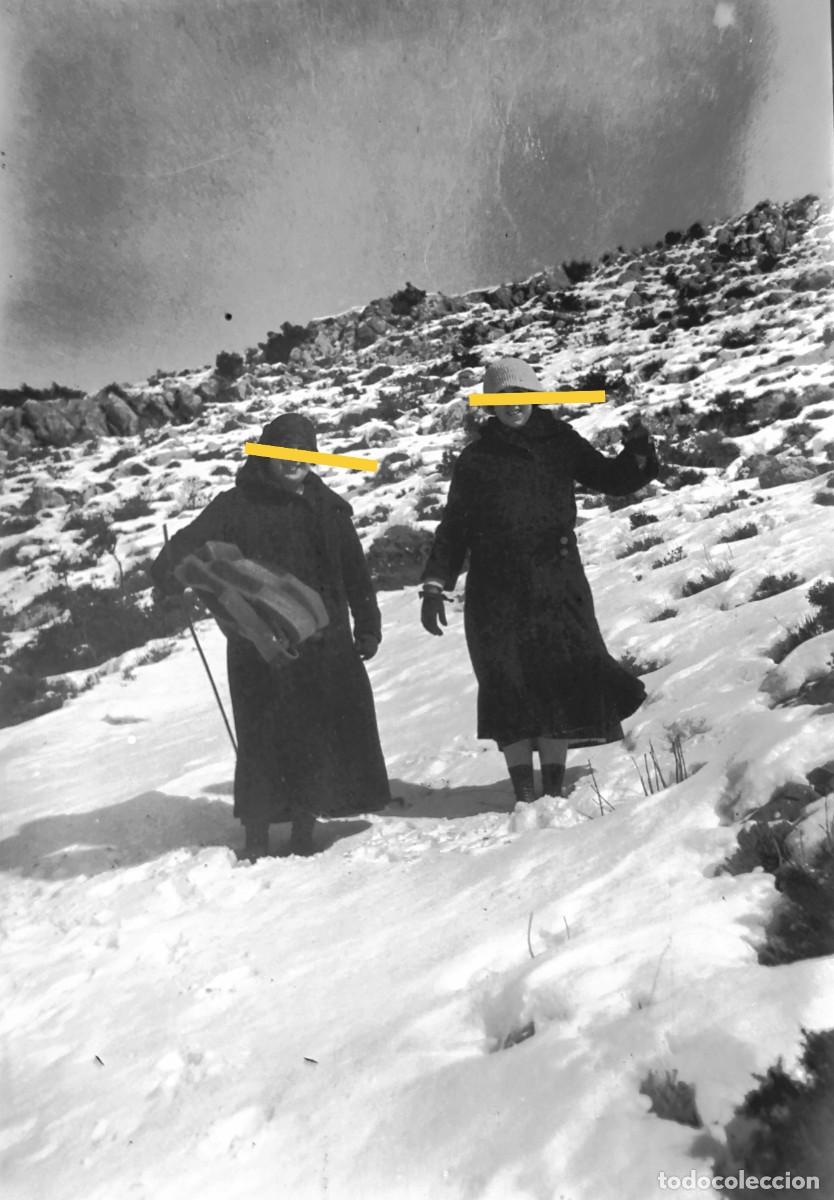 Fotograf&iacute;a antigua: Antiguo negativo de fotograf&iacute;a. Se&ntilde;orita con gorro, en la nieve. A&ntilde;os 20/30.