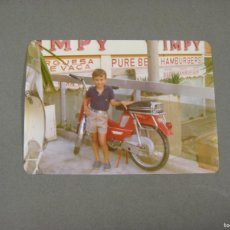 Fotografía antigua: FOTOGRAFÍA DE UNA MOTO CICLOMOTOR MOBYLLETE EN COLOR. TORREMOLINOS 1977. 9 X 12 CM.