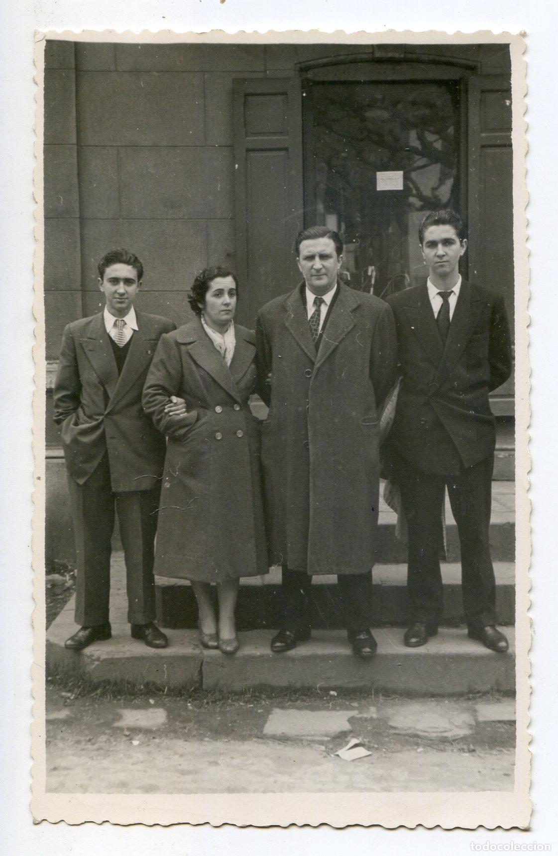 Alte Fotografie: Foto de familia en una calle, Foto Arranz, Villabazal, Tur&oacute;n, Asturias 8,3x13,5 cm.
