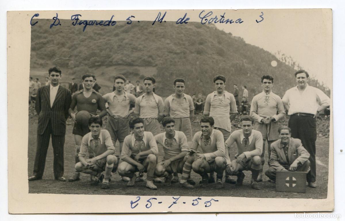 Alte Fotografie: Equipo de f&uacute;tbol C.D. Figaredo contra M. de Cortina, Asturias 8,8x14 cm. 1955