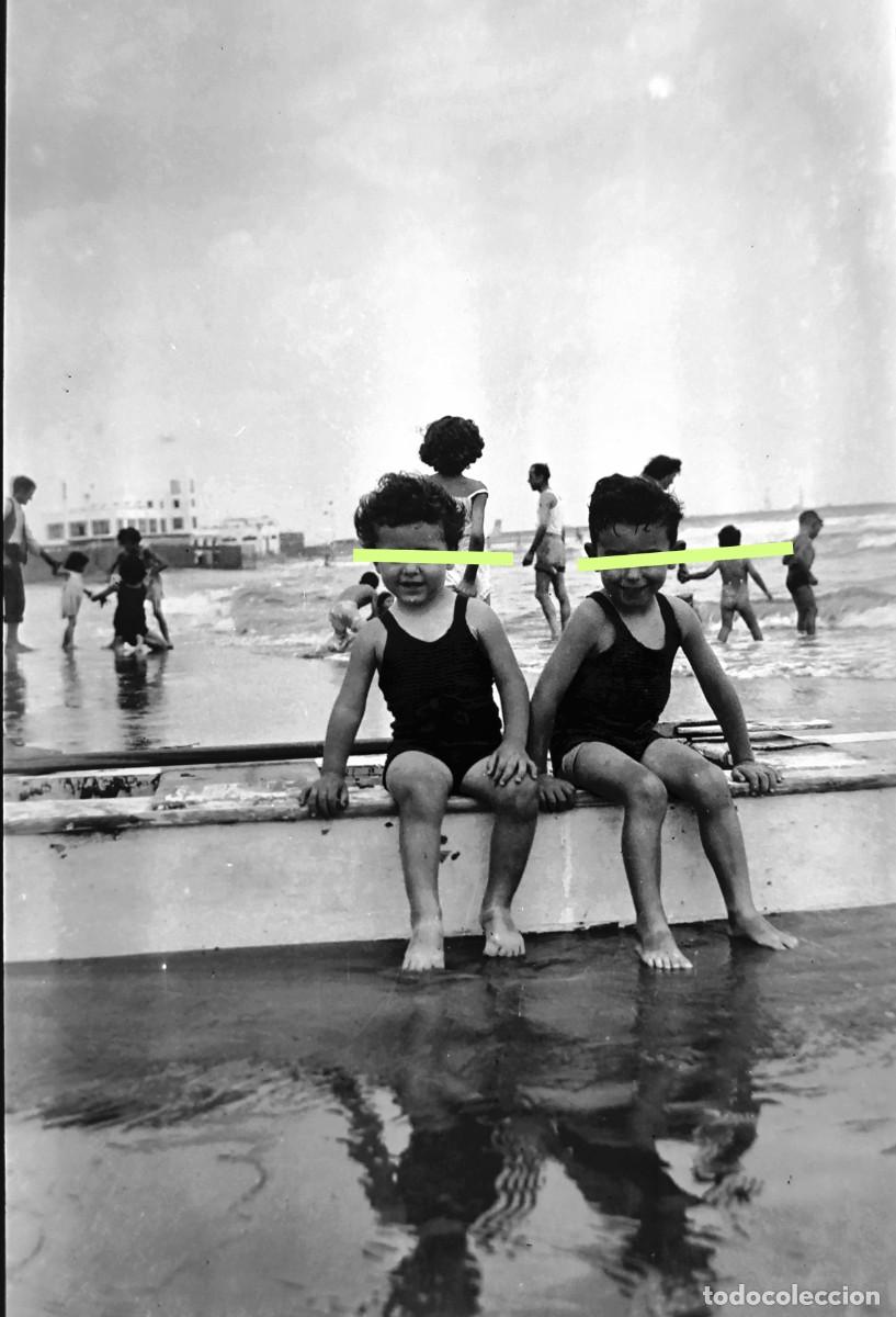Fotografia antiga: Antiguo negativo de fotograf&iacute;a. Ni&ntilde;o en la playa. A&ntilde;os 30/40.