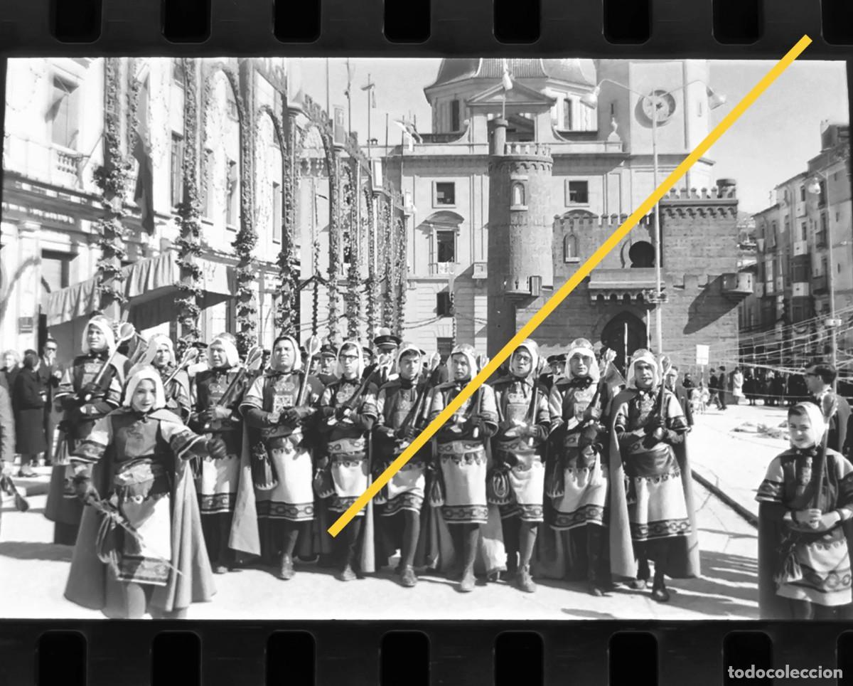 Fotografia antiga: Antiguo negativo de fotograf&iacute;a. Fiestas de Moros y Cristianos. Alcoy Alicante. A&ntilde;o 1962.
