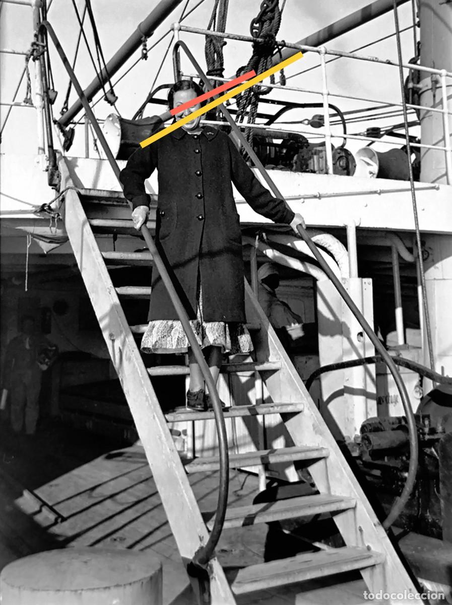 Fotografia antiga: Antiguo negativo de fotograf&iacute;a. Se&ntilde;orita a bordo, barco de vapor. A&ntilde;os 30.