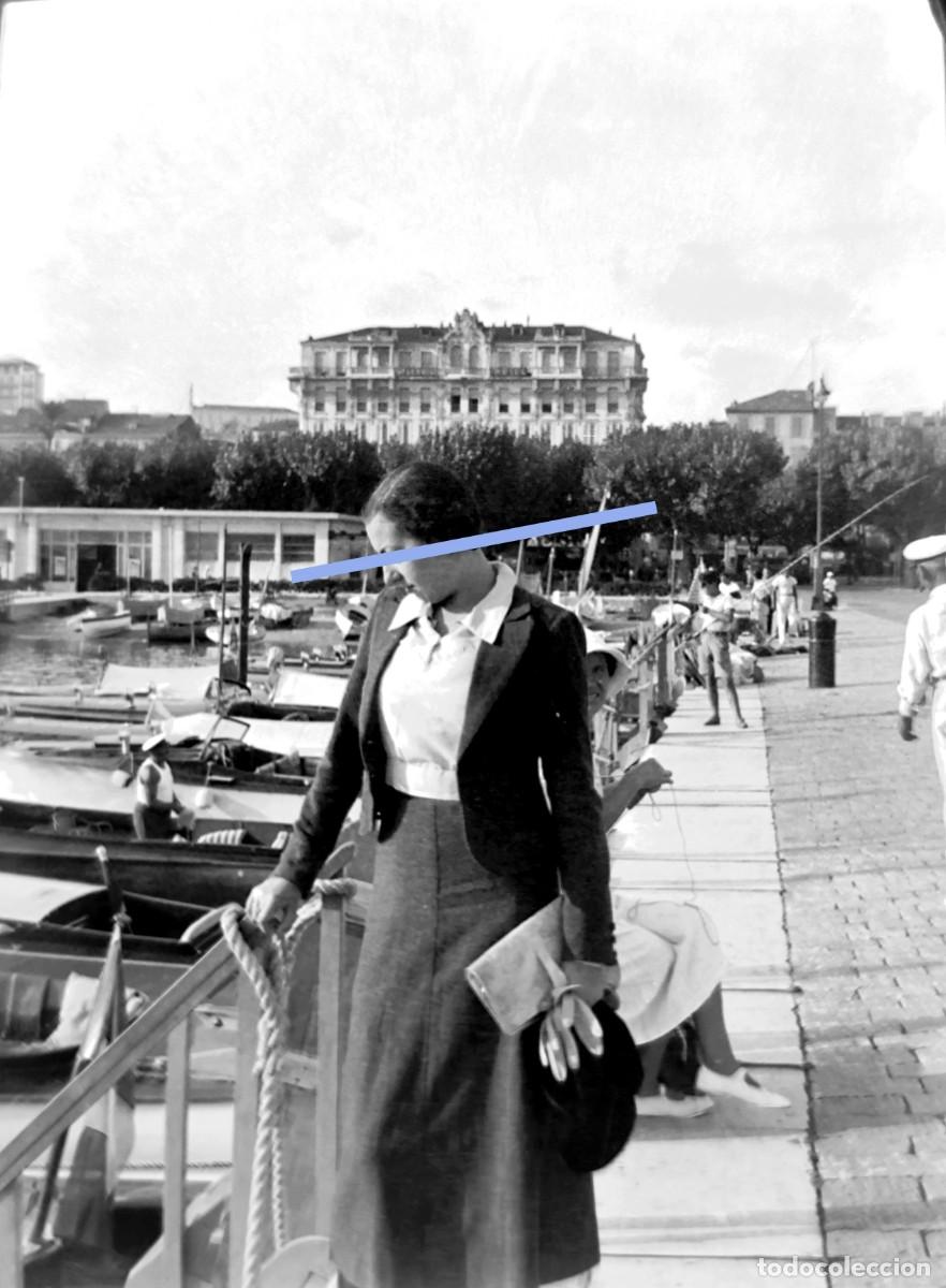 Antique Photography: Antiguo negativo de fotograf&iacute;a. Se&ntilde;orita, paseo por el puerto. A&ntilde;os 30.