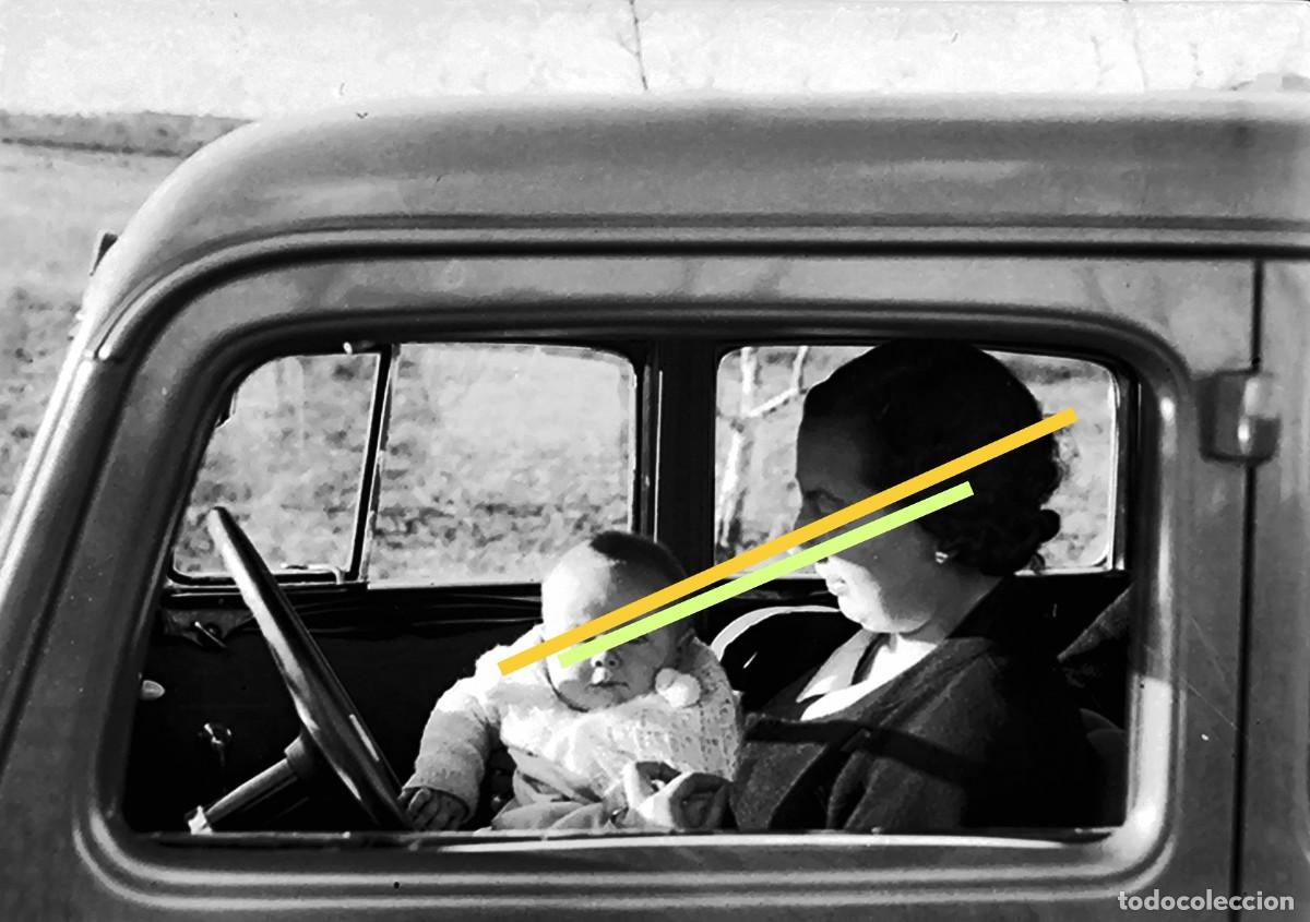 Fotografia antiga: Antiguo negativo de fotograf&iacute;a. Se&ntilde;ora, en el coche con el beb&eacute;. A&ntilde;os 30.