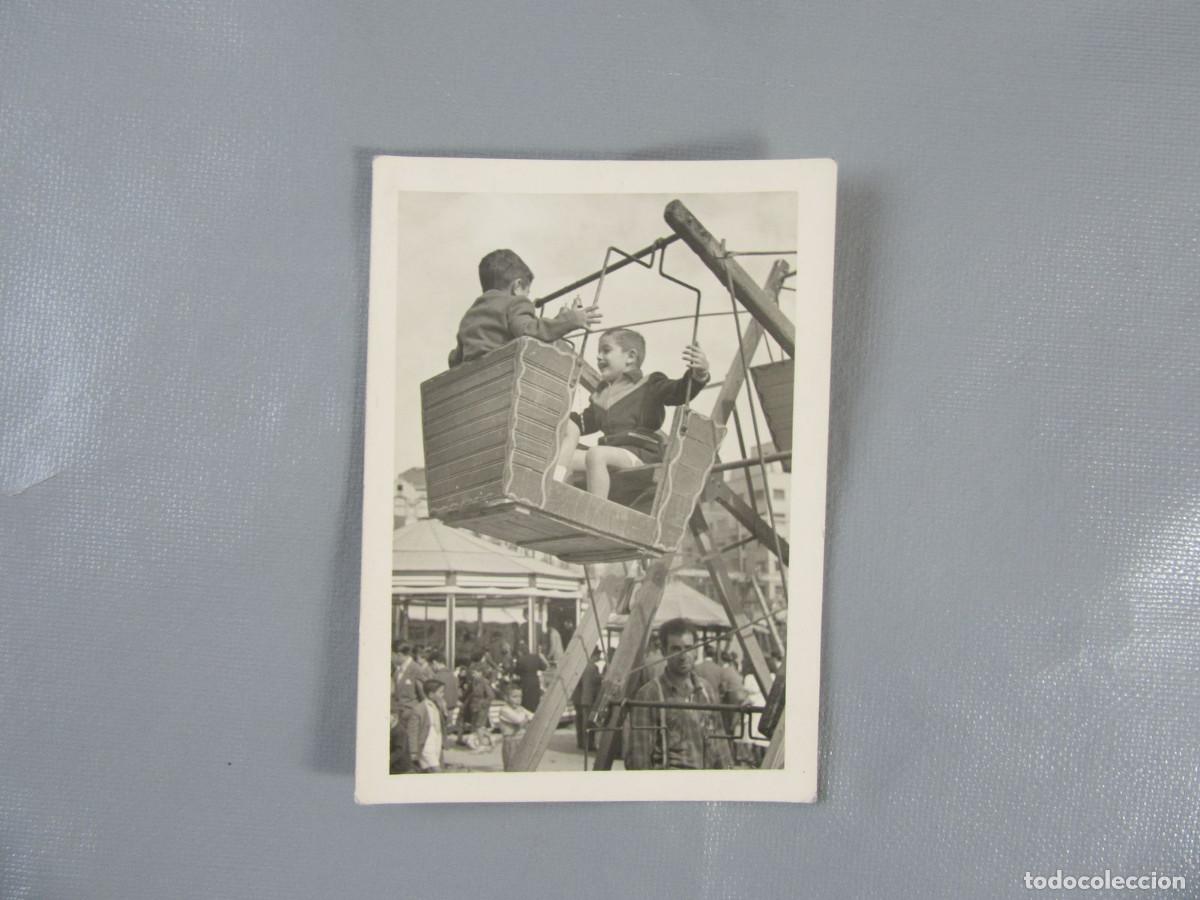 Fotograf&iacute;a antigua: Fotograf&iacute;a de dos ni&ntilde;os subidos en una atracci&oacute;n de Feria. Las Barcas. A&ntilde;os 50.