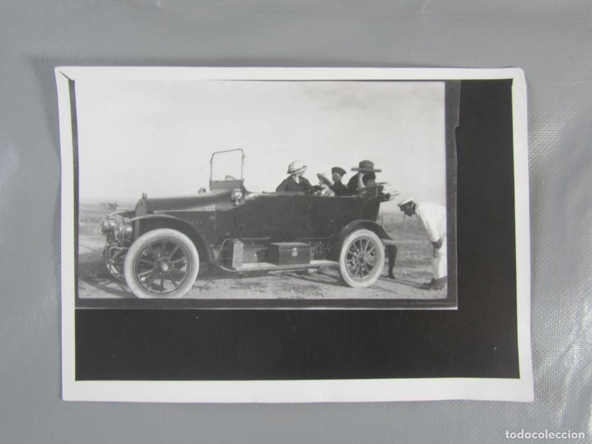 Fotograf&iacute;a antigua: Fotograf&iacute;a de un autom&oacute;vil antiguo con se&ntilde;oras y Chofer.