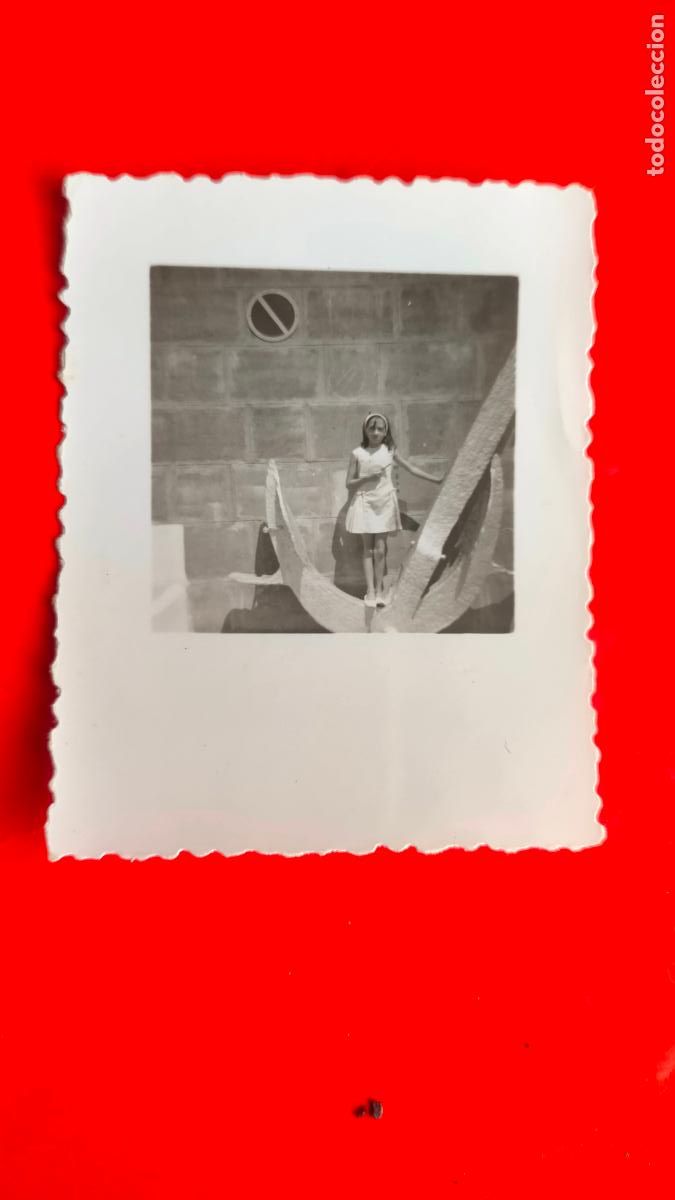 Fotografia antiga: antigua fotografia cadiz capital original - ni&ntilde;a en ancla de barco en la punta san felipe