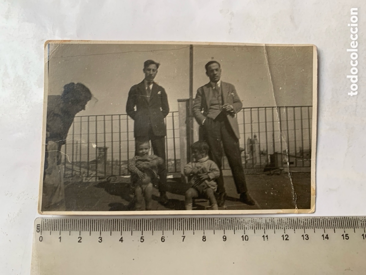 Fotograf&iacute;a antigua: FOTO LOS PEQUES EN LA TERRAZA ENSE&Ntilde;AN EL PAJARITO. FOT&Oacute;GRAFO?.