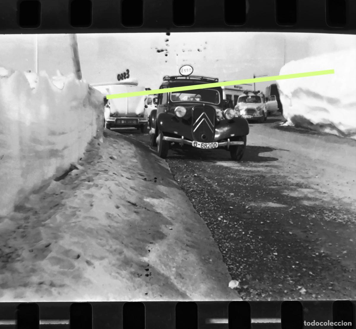 Fotograf&iacute;a antigua: Antiguo negativo de fotograf&iacute;a. Coche Citro&euml;n Traction Avant. A&ntilde;os 50/60.