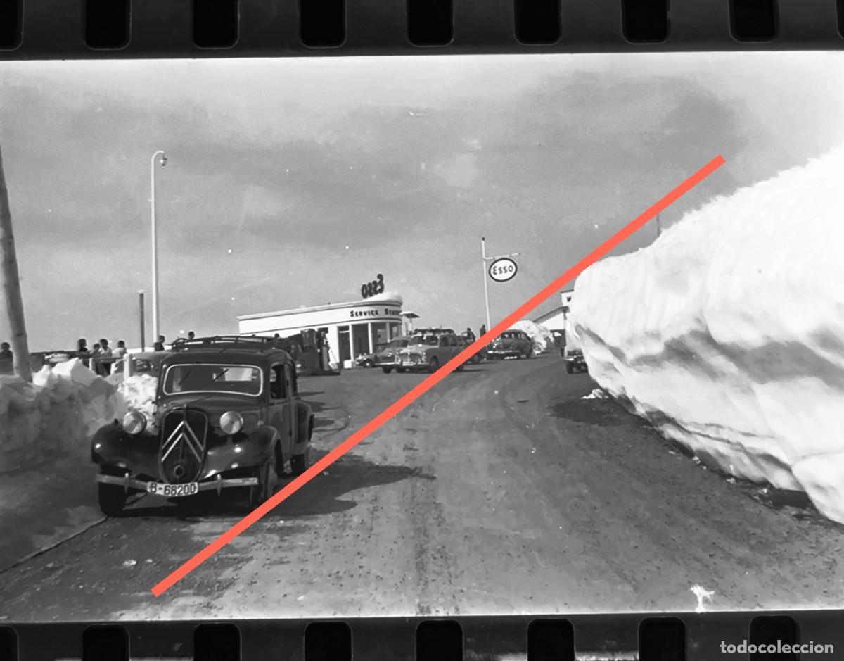 Fotograf&iacute;a antigua: Antiguo negativo de fotograf&iacute;a. Coche Citro&euml;n Traction Avant. A&ntilde;os 50/60.