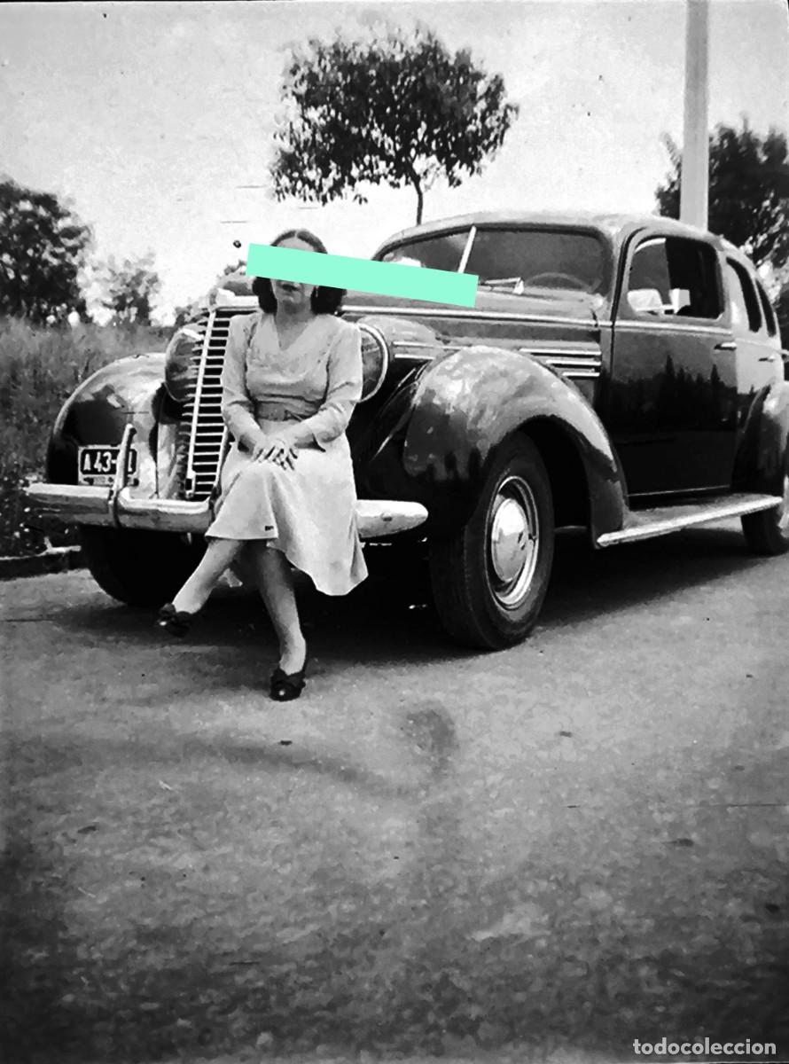 Photographie ancienne: Antiguo negativo de fotograf&iacute;a. Se&ntilde;ora posando junto al coche. A&ntilde;os 30/40.