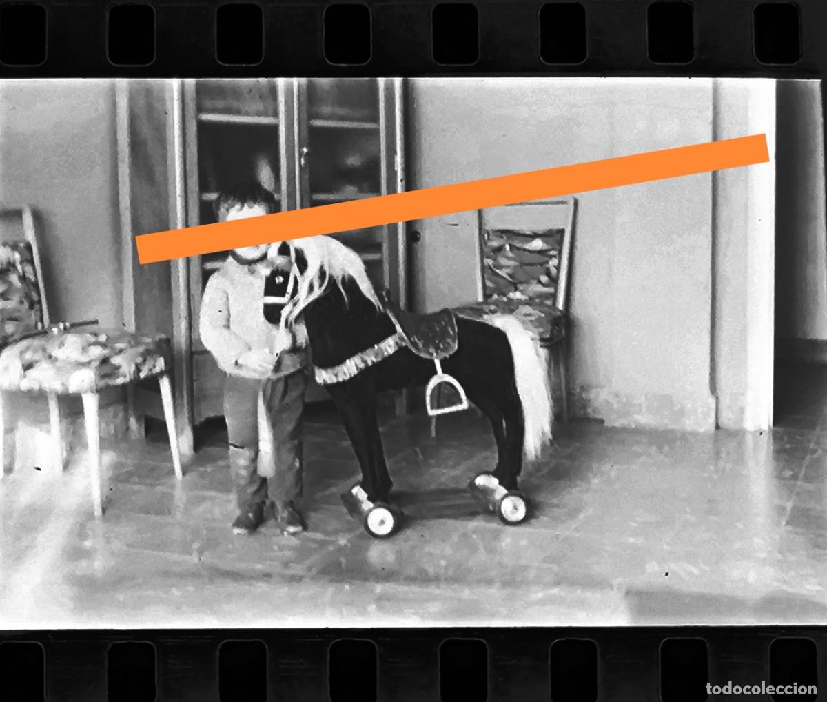 Fotografia antiga: Antiguo negativo de fotograf&iacute;a. Ni&ntilde;o con caballito de ruedas, juguete. A&ntilde;os 50/60.