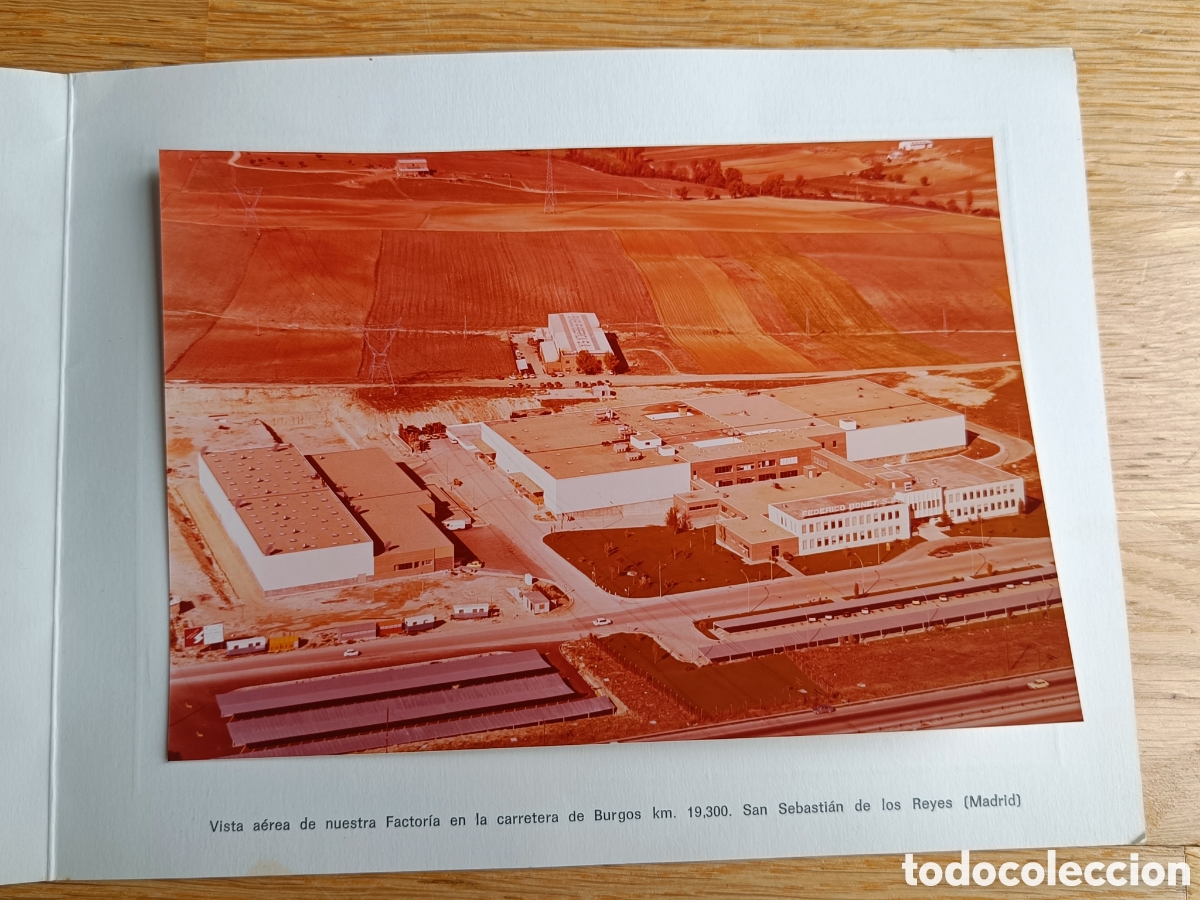 Fotografia antica: Vista a&eacute;rea factor&iacute;a divisi&oacute;n farmacia ERT de San Sebasti&aacute;n de los Reyes, Felicitaci&oacute;n Navidad 1977