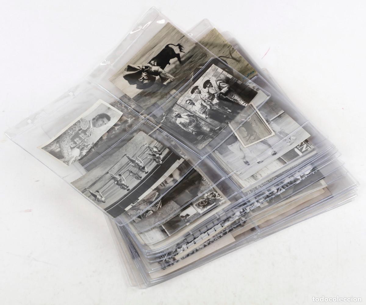 Fotograf&iacute;a antigua: Toros y toreros, lote con 33 fotograf&iacute;as 1950-1960. Muchas con datos reversos.