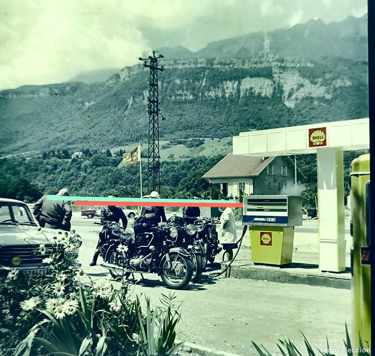 Alte Fotografie: Antiguo negativo de fotograf&iacute;a. Moto, repostando en la gasolinera. A&ntilde;os 60.