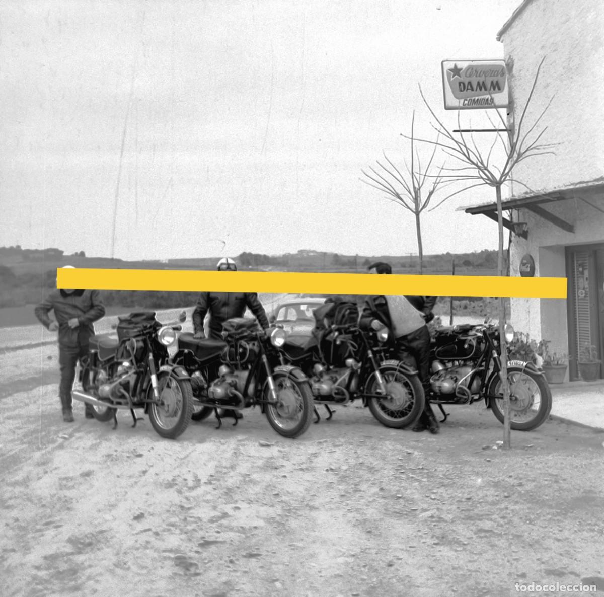 Fotograf&iacute;a antigua: Antiguo negativo de fotograf&iacute;a. Moto. Cartel cervezas Damm. A&ntilde;os 60.