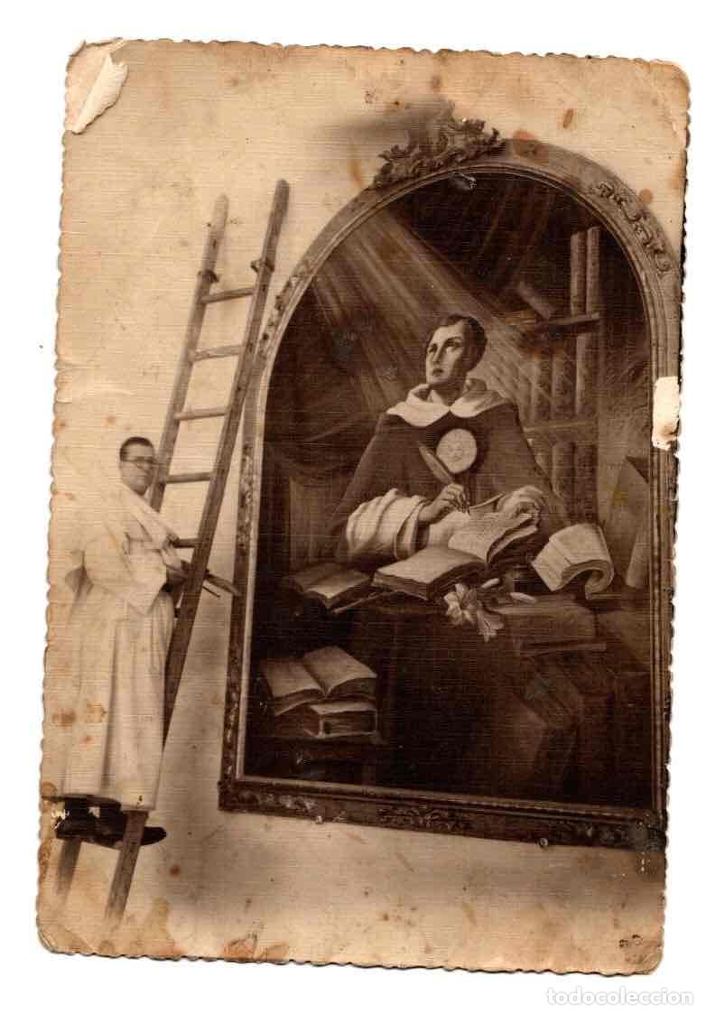 Fotograf&iacute;a antigua: CURIOSA FOTOGRAFIA DE RELIGIOSO CON COLOCACION DE OBRA DE ARTE EN ALGUNA IGLESIA. CORDOBA