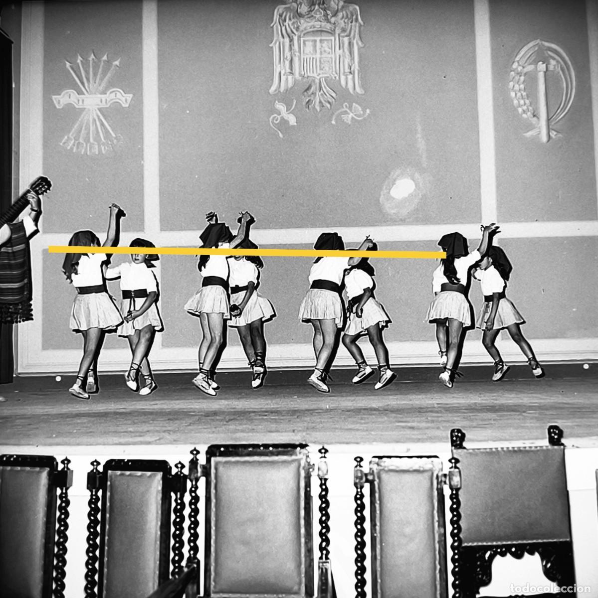 Fotografia antiga: Antiguo negativo de fotograf&iacute;a. Ni&ntilde;as, bailes coros y danzas. Fondo escudo de Falange. A&ntilde;os 50/60.